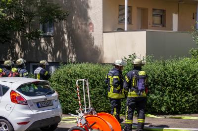Stuttgart Untertuerkheim: Kellerbrand in Wohnhaus sorgt fuer Grosseinsatz der Feuerwehr